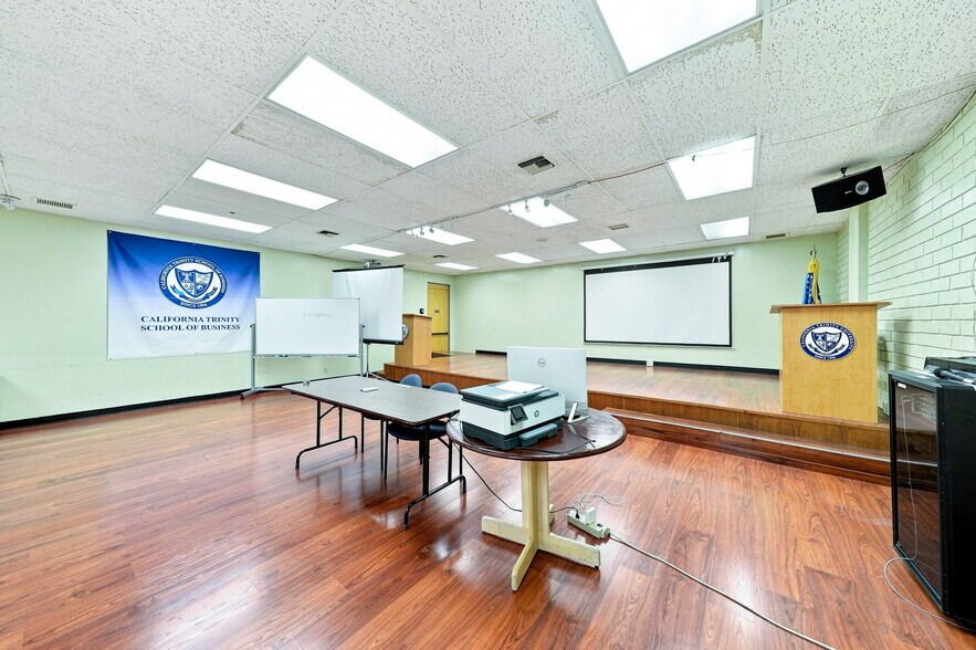 More Photos Of 2333 Beverly Blvd, Los Angeles Office For Lease