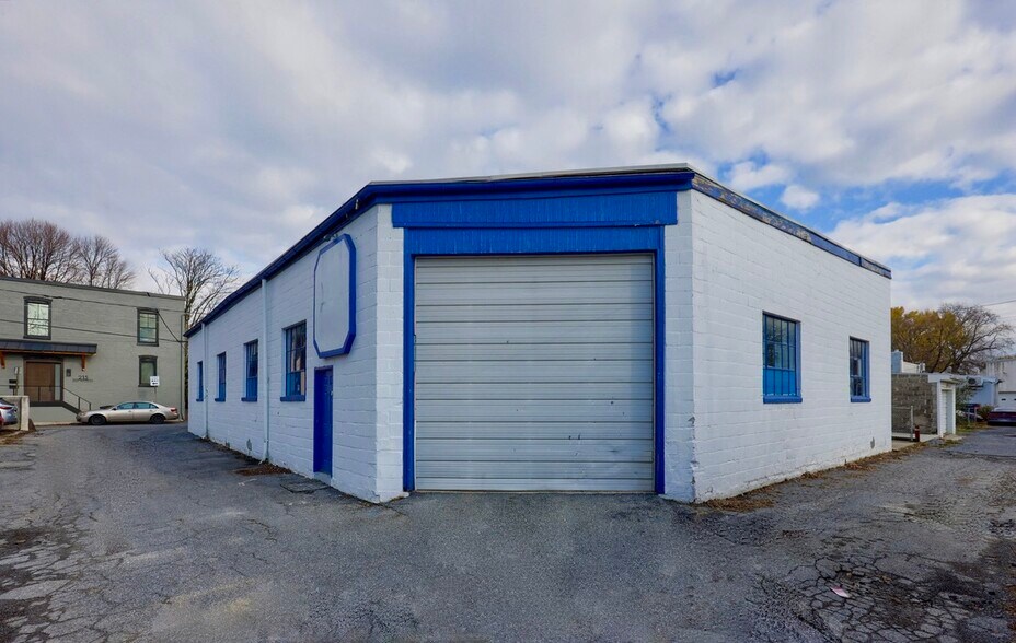More Photos Of 218 E Madison St, Lancaster Distribution For Sale