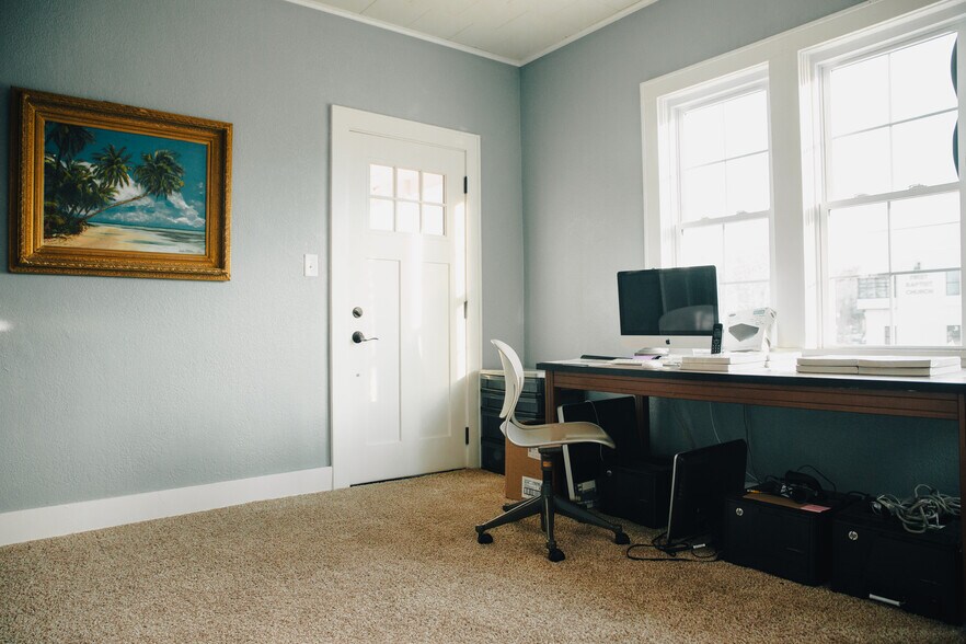 More Photos Of 355 N College Ave, Fayetteville Office For Sale