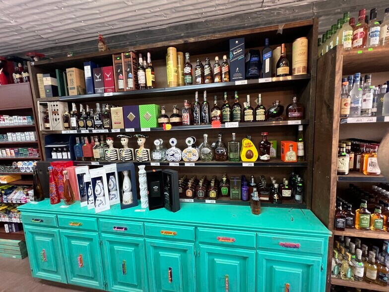 More Photos Of 1061 Cypress St, Roscoe Storefront For Sale
