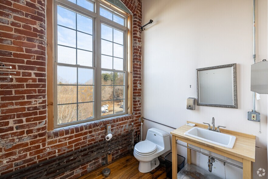 More Photos Of 221 Pine St, Florence Showroom For Lease