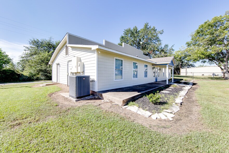 More Photos Of 4095 SE I 10 Frontage Rd, Sealy Medical For Lease