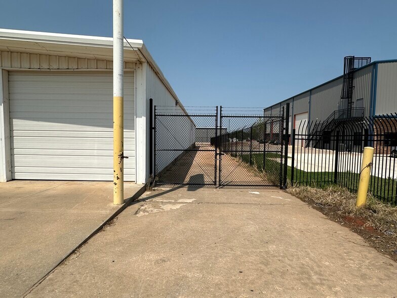 More Photos Of 401 SE 59th St, Oklahoma City Distribution For Sale