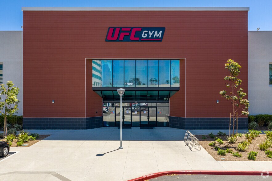 More Photos Of 17071 Beach Blvd, Huntington Beach Restaurant For Lease