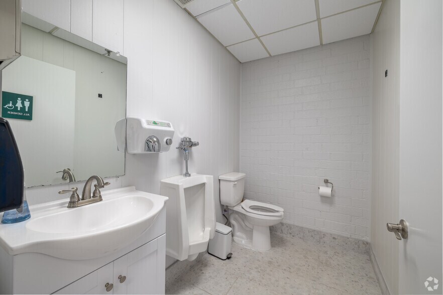 More Photos Of 900 Pressley Rd, Charlotte Warehouse For Lease