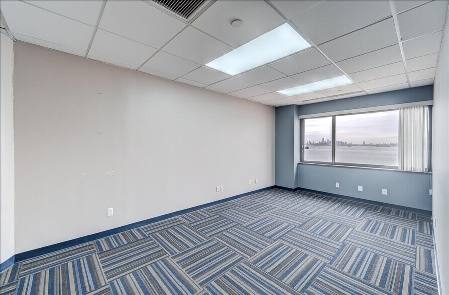 More Photos Of 1 Edgewater St, Staten Island Office For Lease