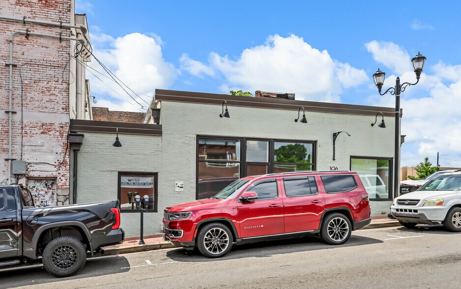 More Photos Of 106-N N 2nd St, Clarksville Freestanding For Lease