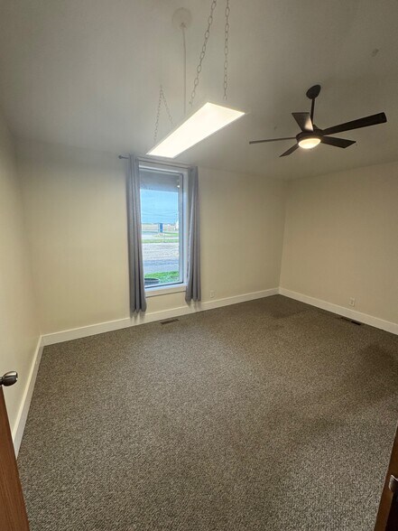 More Photos Of 111 Aiken St, Hope Light Distribution For Lease