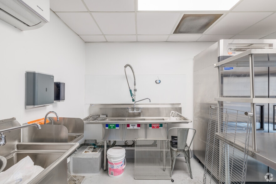 More Photos Of 358 W 38th St, Los Angeles Freestanding For Lease