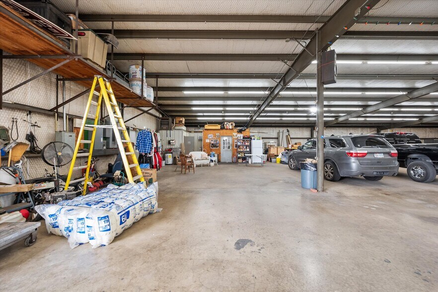 More Photos Of 613 2nd St, Kerens Light Manufacturing For Sale