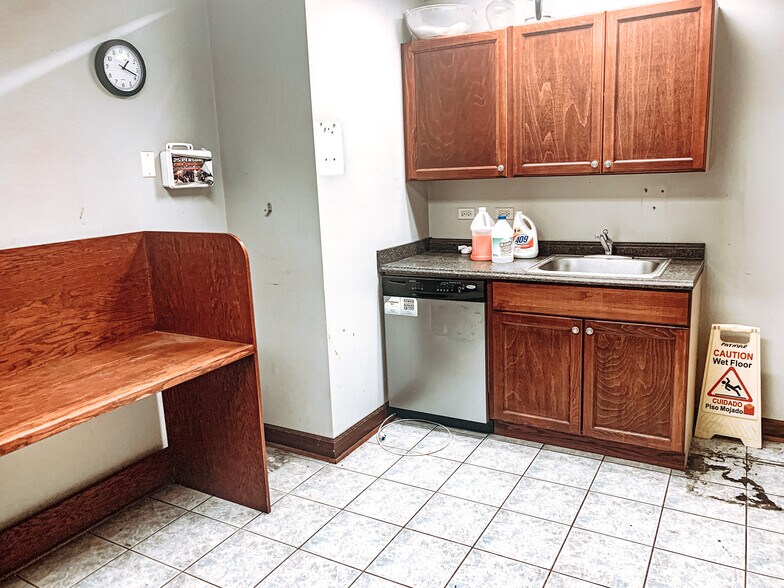 More Photos Of 271 E North Ave, Glendale Heights Freestanding For Sale