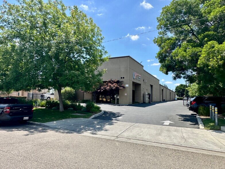 More Photos Of 96 S West Ave, Fresno Warehouse For Lease