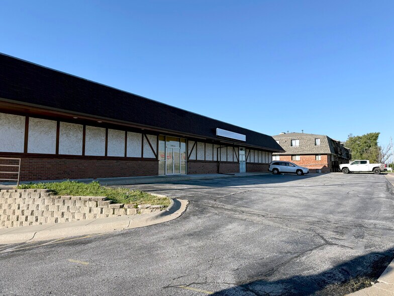 More Photos Of 10801 Blondo St, Omaha General Retail For Sale
