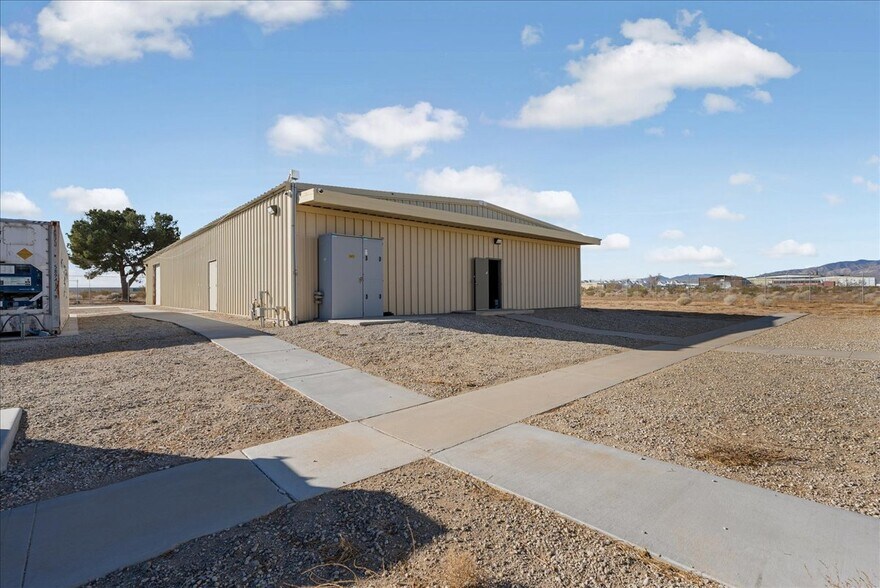 More Photos Of 6288 Curtis Pl, California City Warehouse For Sale