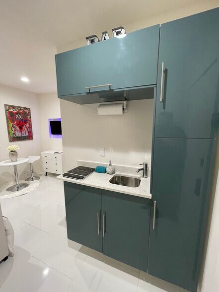 More Photos Of 1829 Fillmore St, Hollywood Hotel For Sale