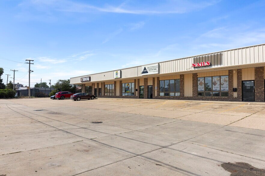 More Photos Of 1507 1/2 W Jefferson St, Joliet Storefront For Sale
