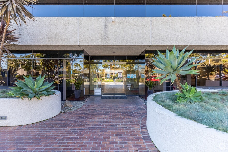 More Photos Of 5120 Shoreham Pl, San Diego Office For Sale