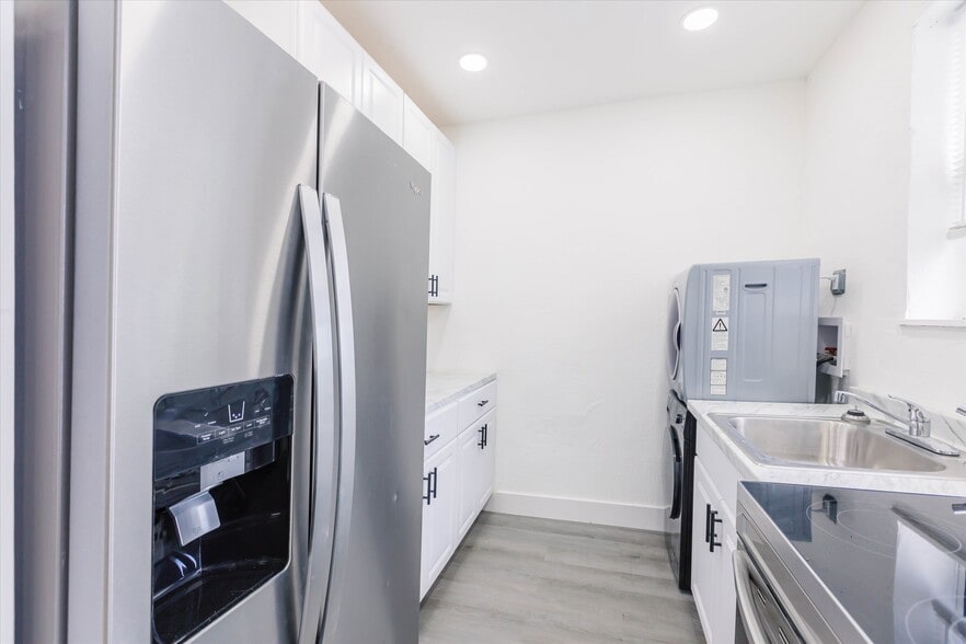 More Photos Of 24 NE 1st Ave, Dania Beach Loft Creative Space For Sale