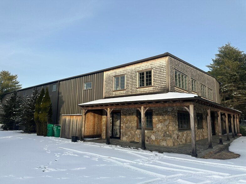 More Photos Of 22 A St, Edgartown Warehouse For Lease