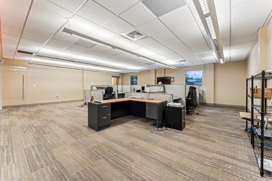 More Photos Of 2105 Northwest Blvd, Newton Office For Sale
