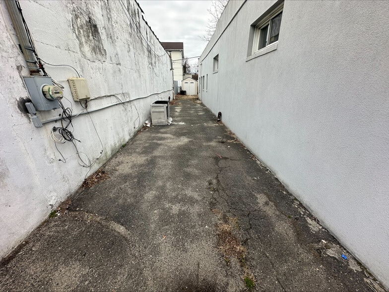 More Photos Of 174-182 Merrick Rd, Lynbrook Storefront Retail Residential For Lease