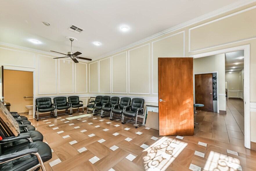 More Photos Of 1111 S Friendswood Dr, Friendswood Office For Lease