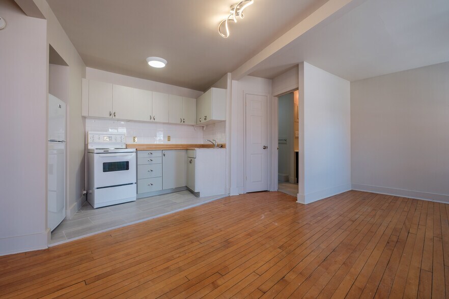 More Photos Of 155-159 Wellington St, Kingston Storefront Retail Residential For Lease