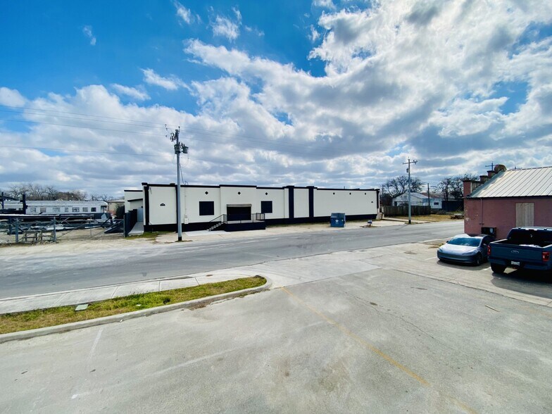 More Photos Of 1115 N Bowie St, Seguin Flex For Lease