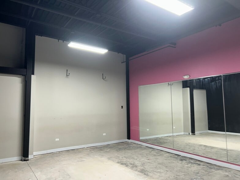 More Photos Of 231 N Bolingbrook Dr, Bolingbrook Storefront Retail Office For Lease