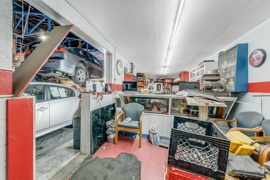 More Photos Of 812 N Pike St, Grafton Auto Dealership For Lease