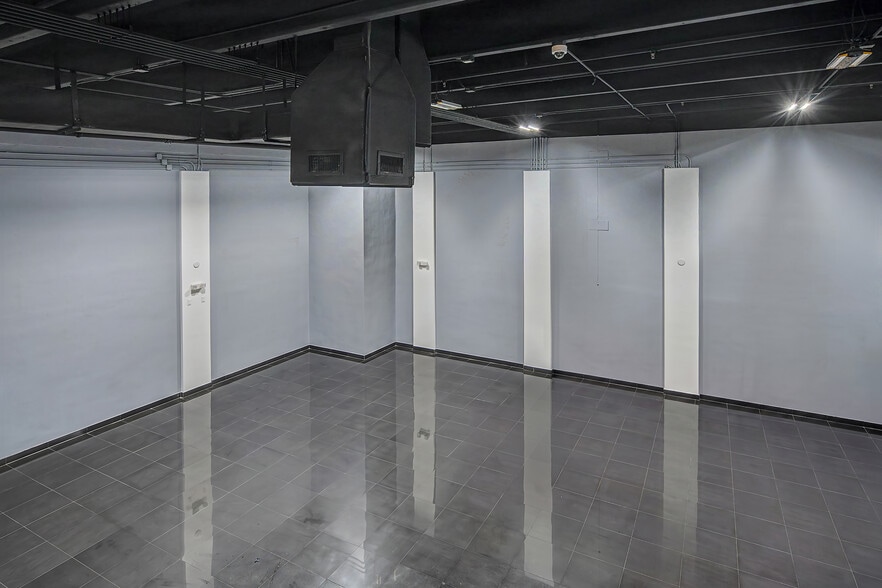 More Photos Of 6030 NW 102nd Ave, Doral Showroom For Sale