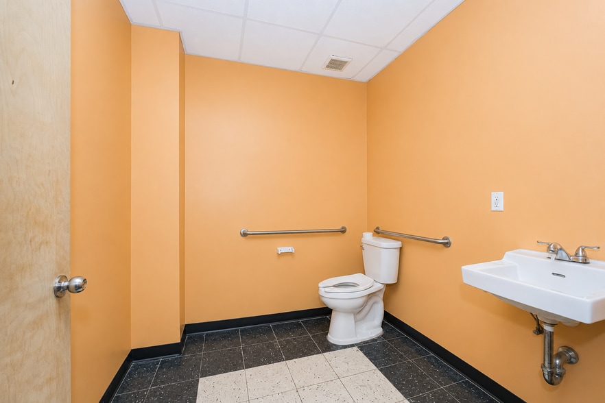 More Photos Of 4255-4285 Amboy Rd, Staten Island General Retail For Lease