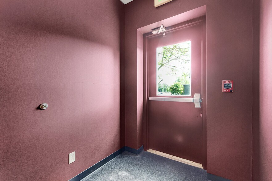 More Photos Of 8645 E Backwater Rd, North Webster Showroom For Lease