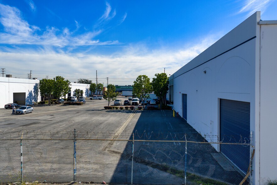 More Photos Of 2501-2551 S Alameda St, Los Angeles Unknown For Lease