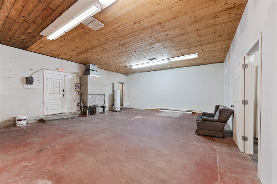 More Photos Of 313 E Main St, Humble Storefront Retail Office For Lease