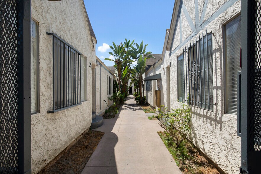 More Photos Of 526-534 W 47th St, Los Angeles Apartments For Sale