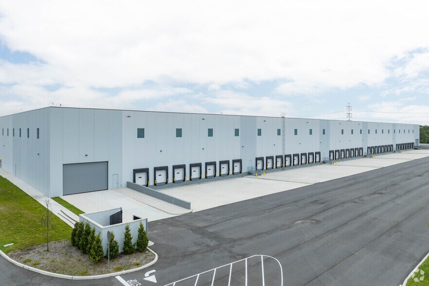 More Photos Of 1001 Express Drive North, Yaphank Distribution For Lease