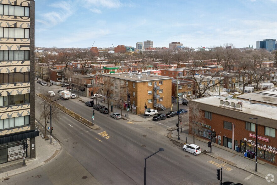 More Photos Of 190 Rue Chabanel O, Montréal Storefront Retail Residential For Lease