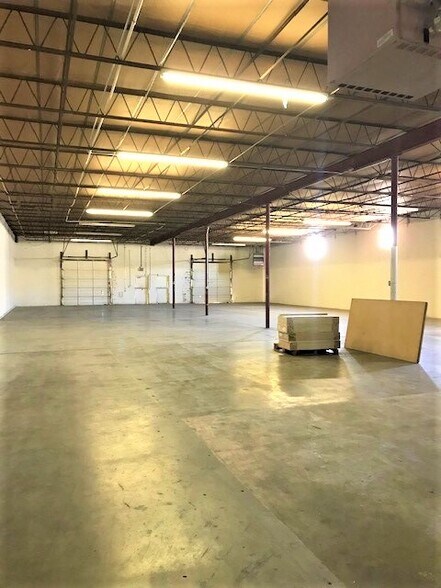 More Photos Of 8242-8296 Moberly Ln, Dallas Warehouse For Lease