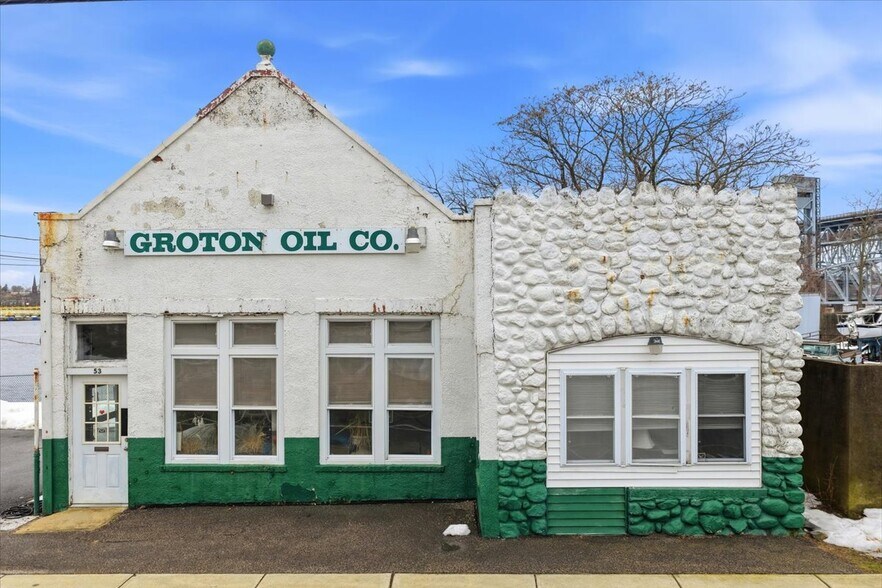 More Photos Of 53 Thames St, Groton Marina For Sale