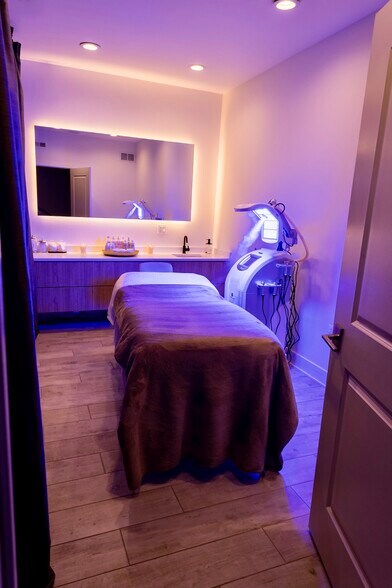 More Photos Of 22 E Elm St, Chicago Storefront Retail Office For Sale