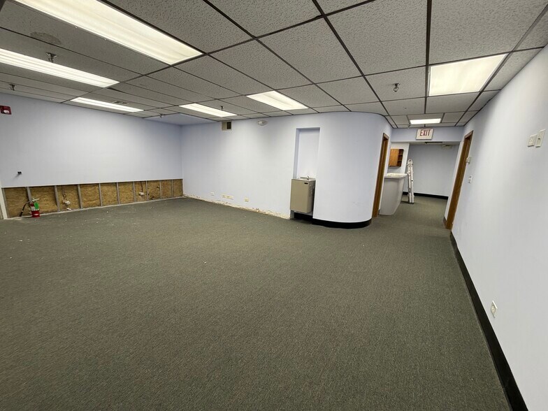 More Photos Of 511-515 Thornhill Dr, Carol Stream Unknown For Lease