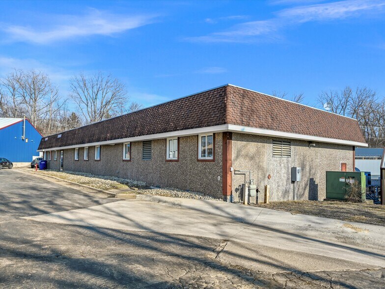 More Photos Of 1000 Century Cir, Dubuque Flex For Lease