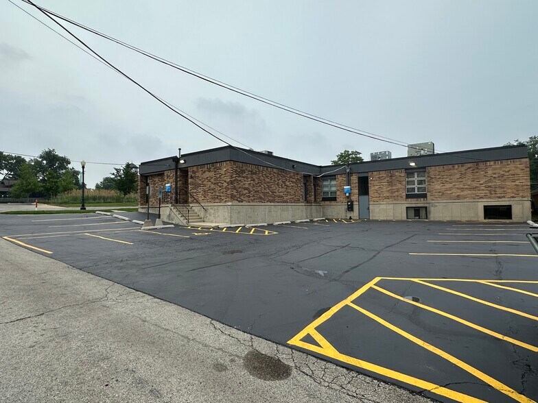 More Photos Of 4900 Main St, Downers Grove Medical For Lease