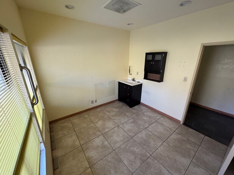 More Photos Of 31975-31985 Lodge Rd, Auberry Medical For Lease