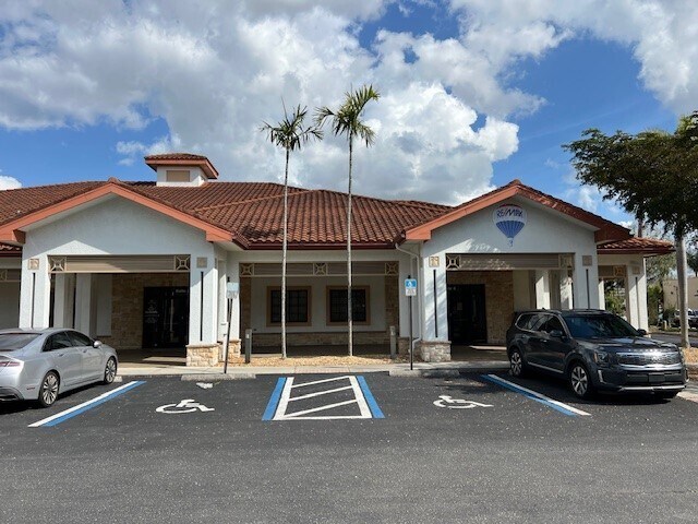 More Photos Of 3414 Forum Blvd, Fort Myers Bank For Lease