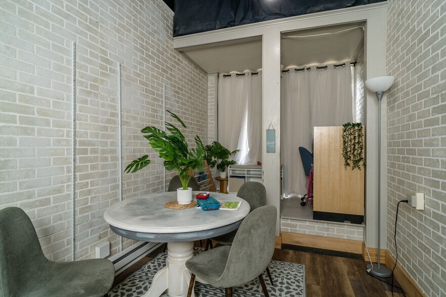 More Photos Of 500-502 First St, Shenandoah Office For Sale