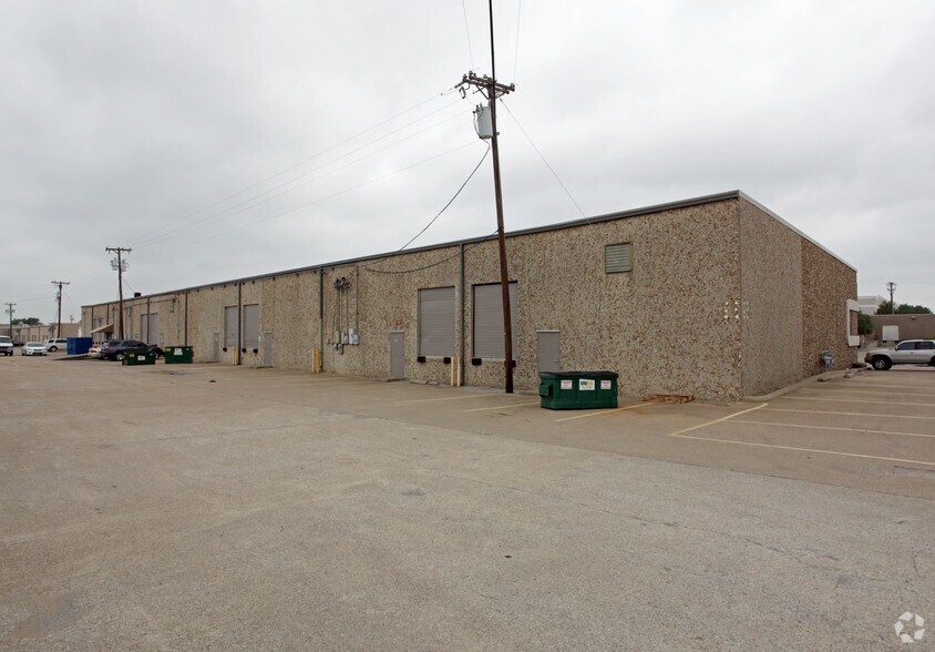 More Photos Of 4384-4398 Sunbelt Dr, Addison Light Manufacturing For Lease