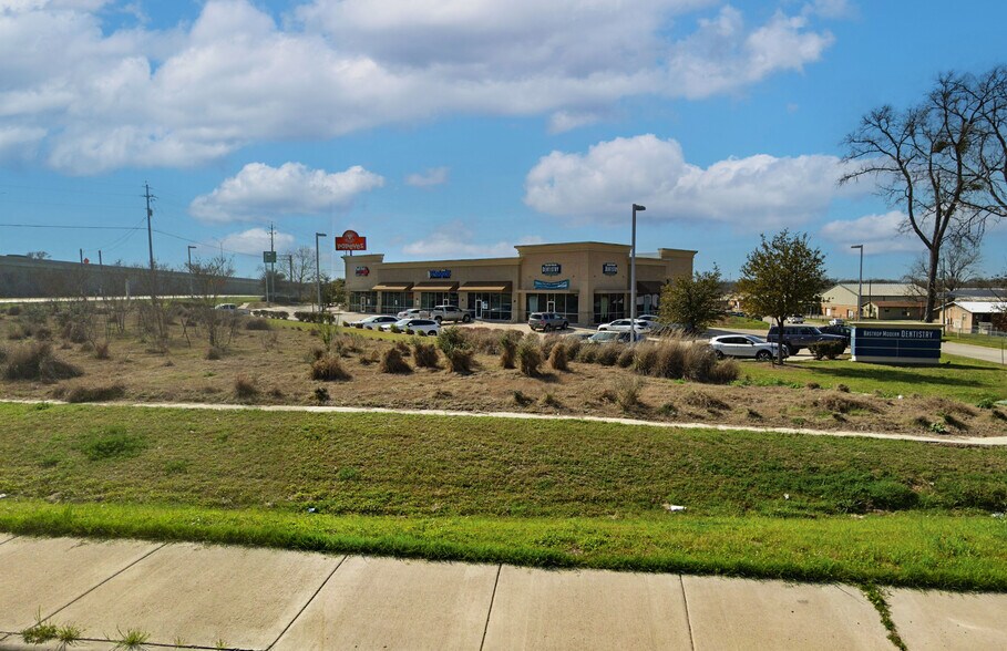 More Photos Of 1670 Hwy 71 E, Bastrop Freestanding For Sale