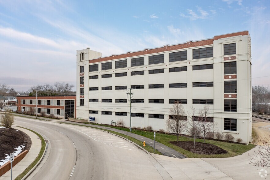 More Photos Of 120 E Clark St, Freeport Warehouse For Lease
